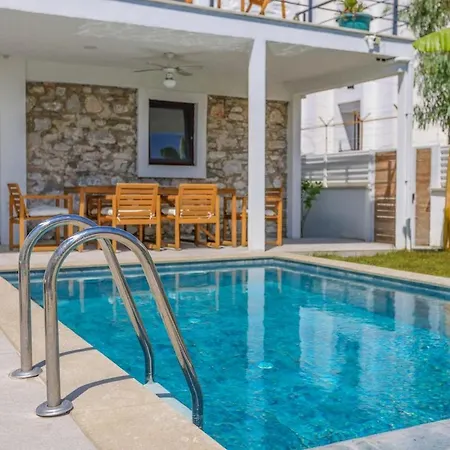 Traditional Seaside Stone With Private Pool וילה בודרום
