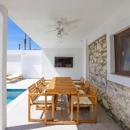 فيلة Traditional Seaside Stone With Private Pool بودروم