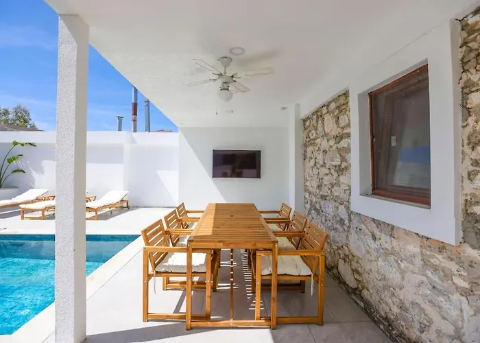 Villa Traditional Seaside Stone With Private Pool