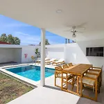 Traditional Seaside Stone With Private Pool ヴィラ *